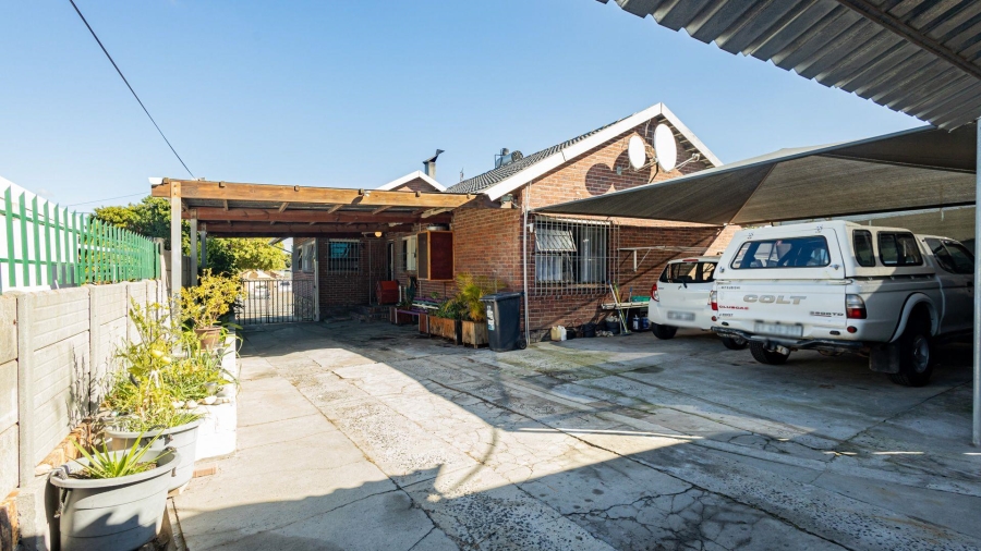 5 Bedroom Property for Sale in Avondale Western Cape